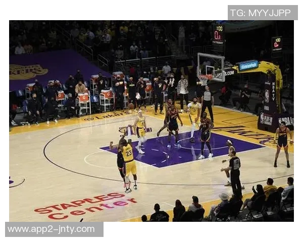 张弛有度的克尼佩尔半场表现出色9中5三分5中3轻松拿下17分